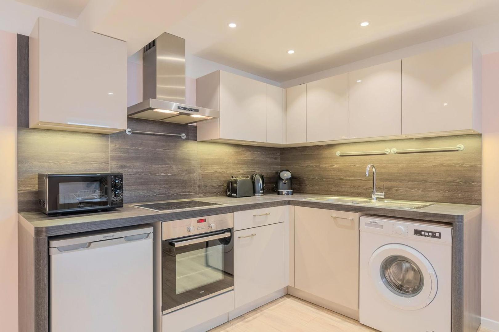 Renovated In Semi-basement & Hypercentre Apartment
