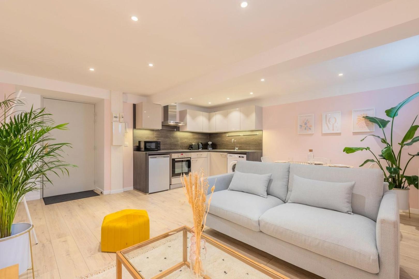 Renovated In Semi-basement & Hypercentre Apartment *