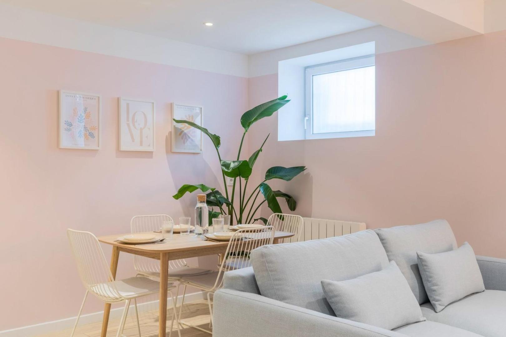 Renovated In Semi-basement & Hypercentre Apartment *