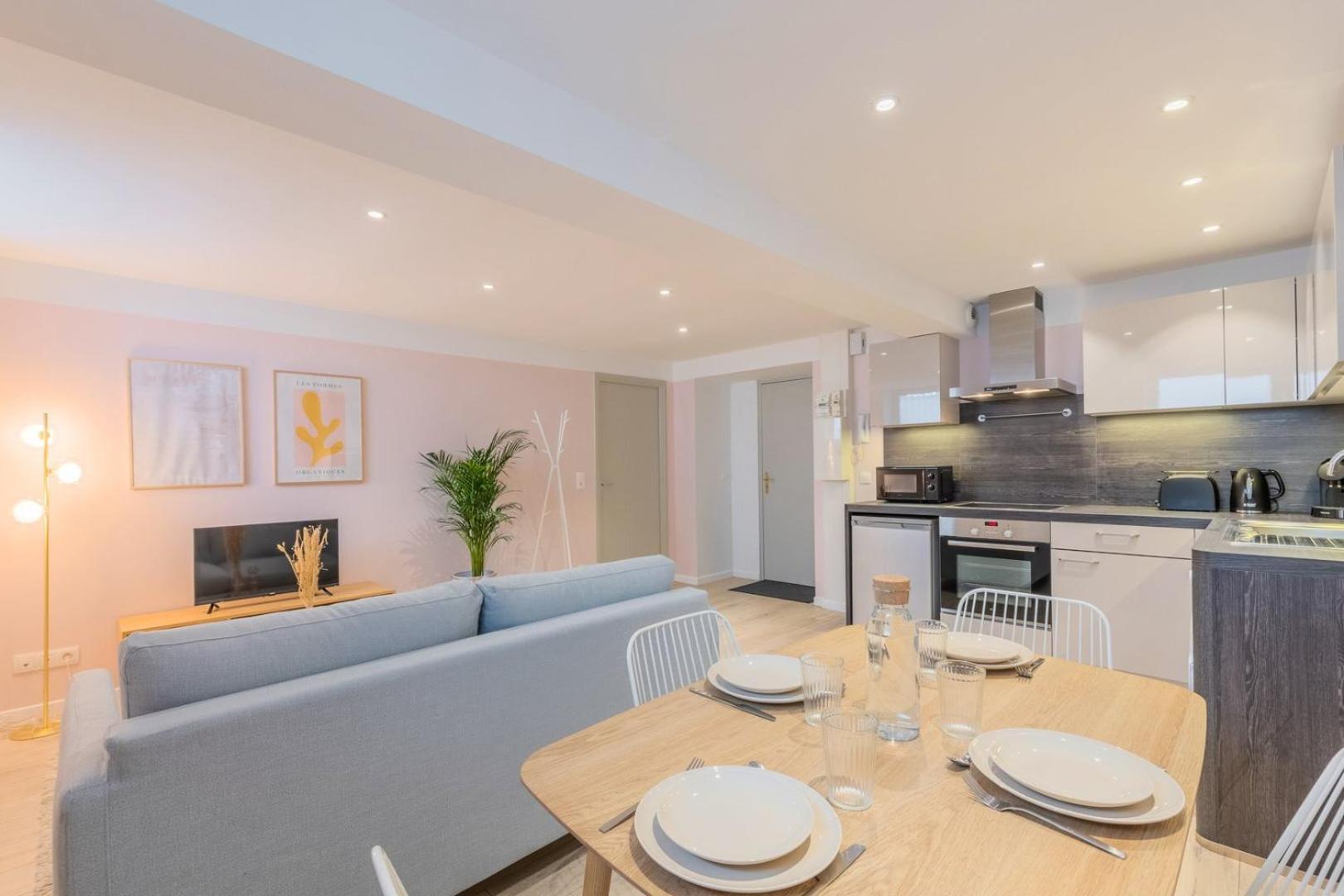 Renovated In Semi-basement & Hypercentre Apartment