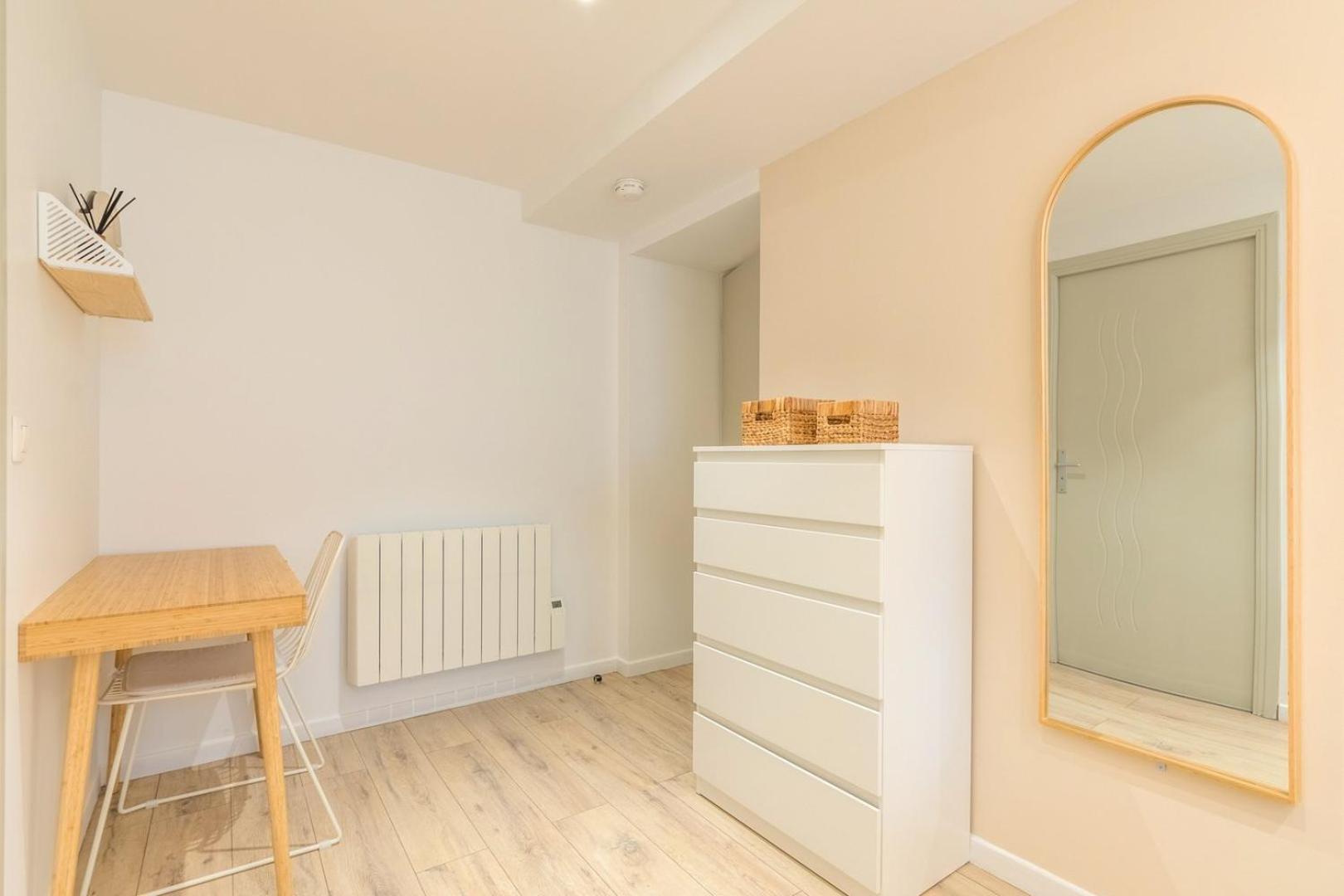 Renovated In Semi-basement & Hypercentre