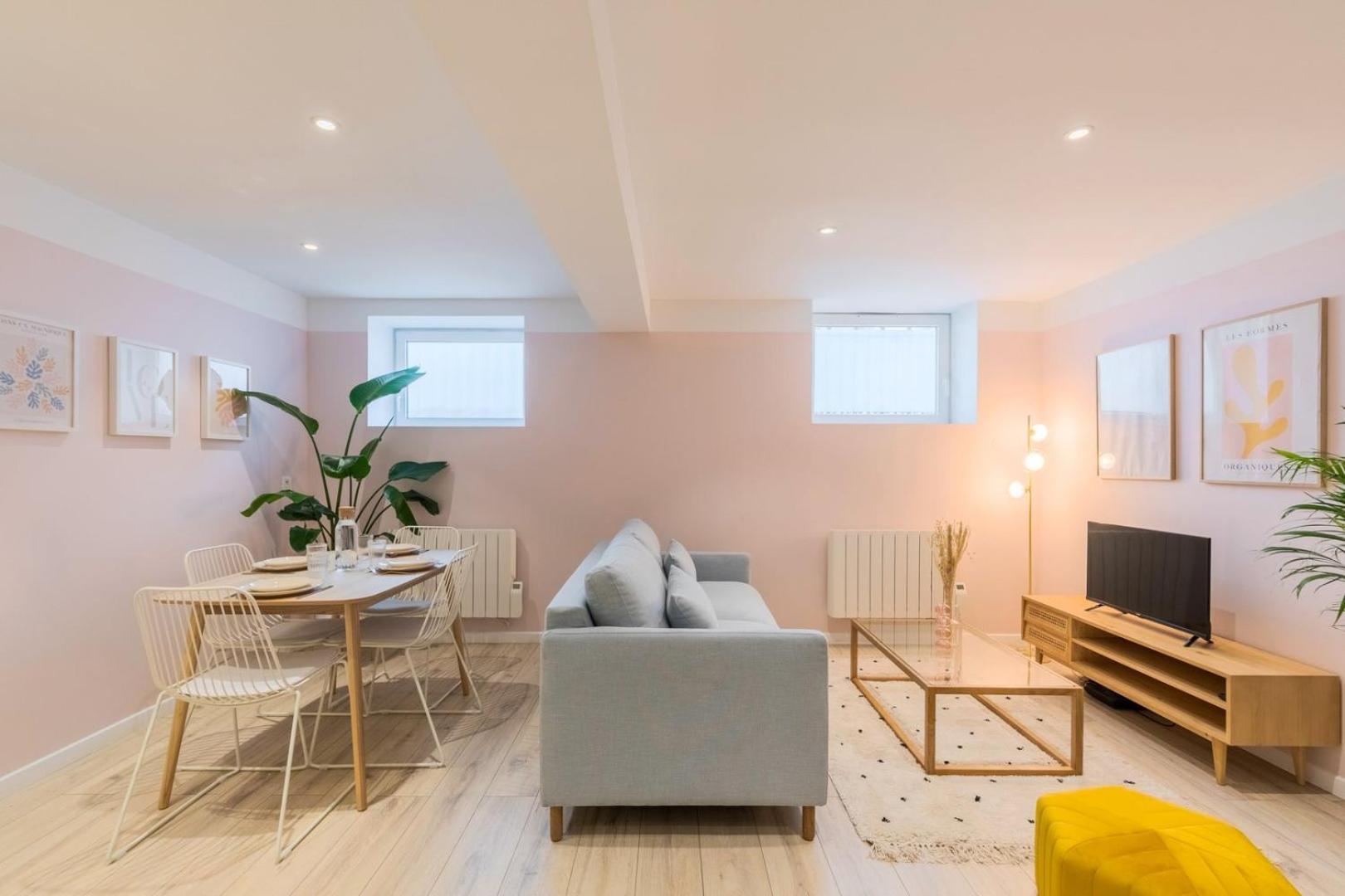 Renovated In Semi-basement & Hypercentre Apartment *