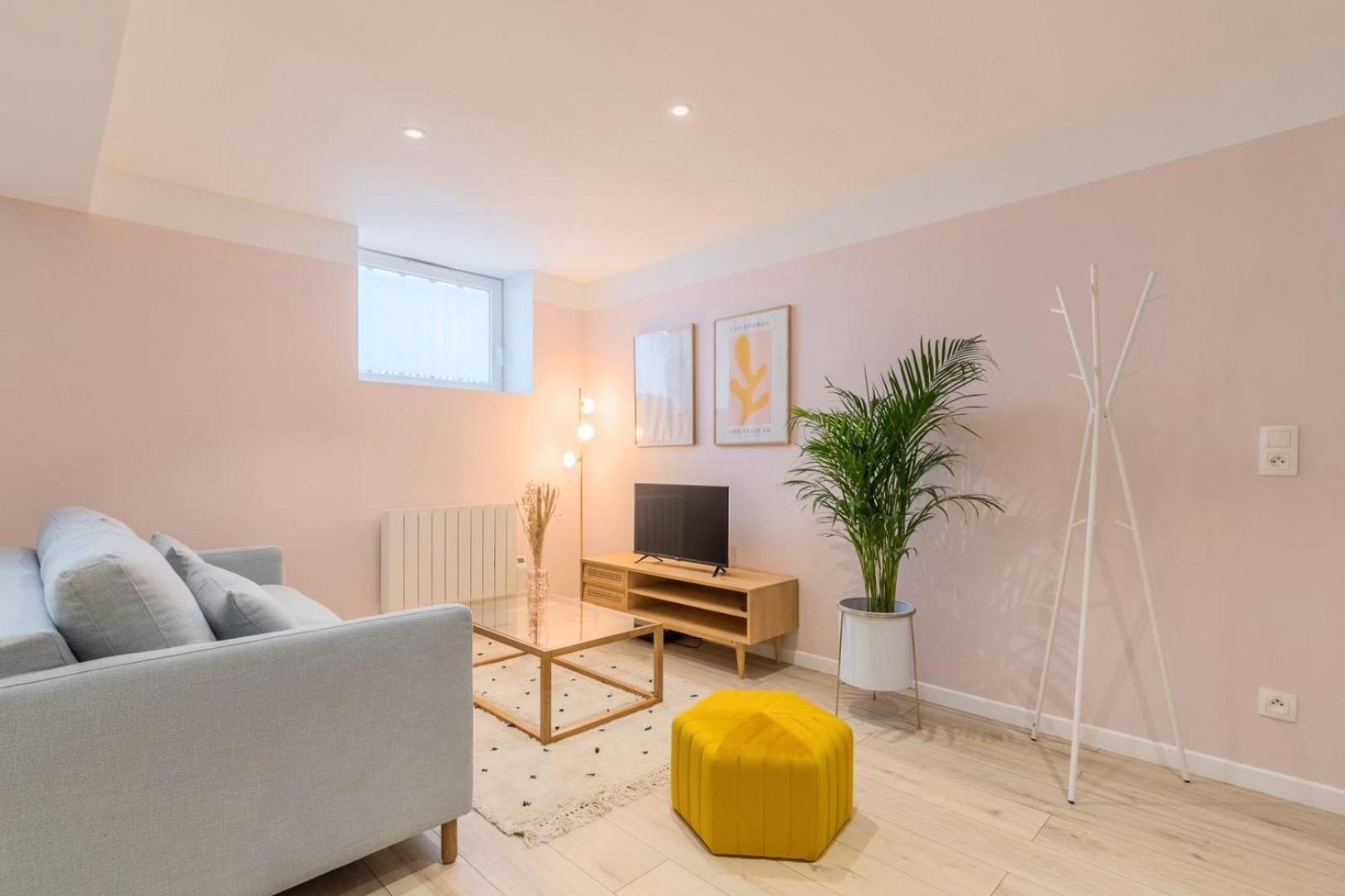 Apartment Renovated In Semi-basement & Hypercentre *