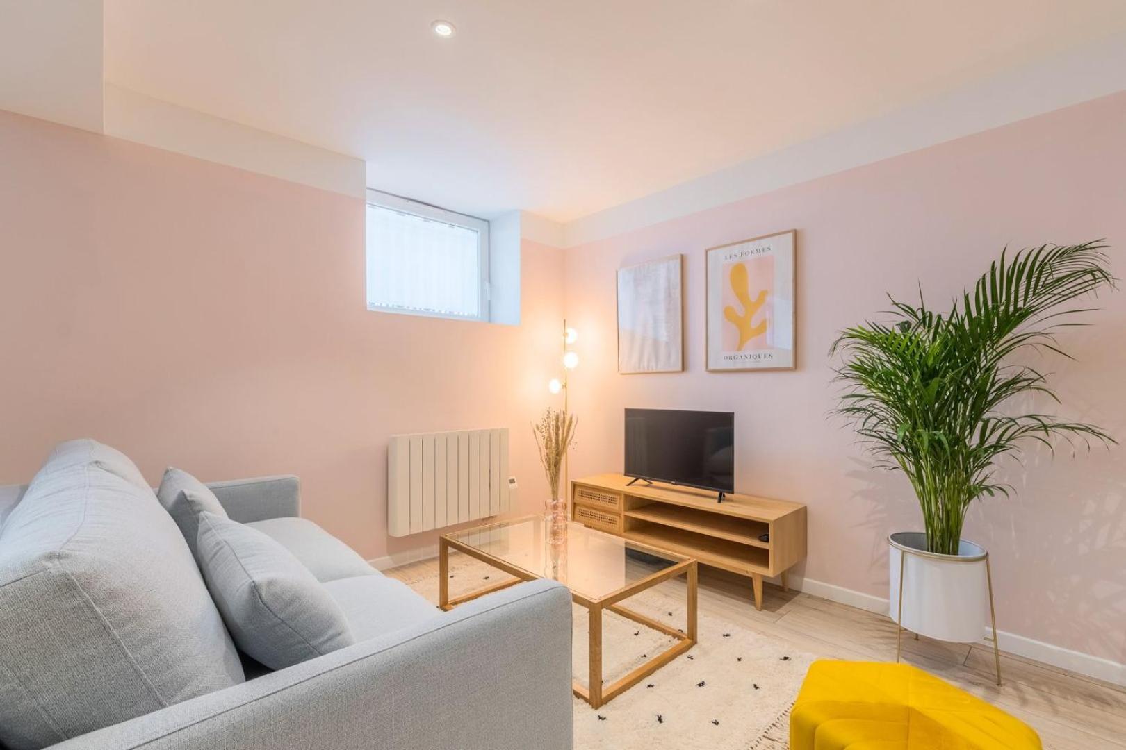 Renovated In Semi-basement & Hypercentre