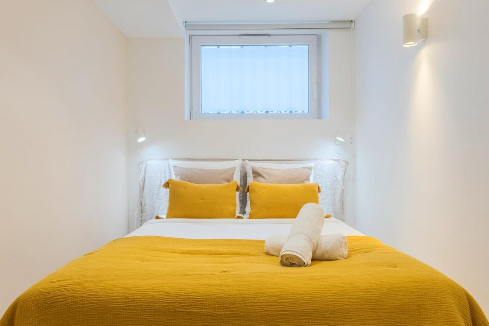 Renovated In Semi-basement & Hypercentre *
