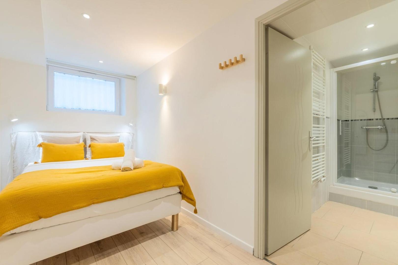 Renovated In Semi-basement & Hypercentre